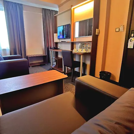 מלון Elate Plaza 3*