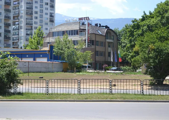 Elate Plaza Хотел